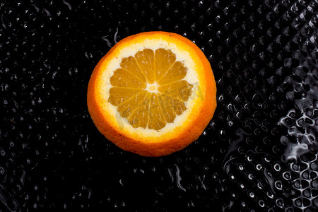 一个多汁的成熟切橙子水果的视图
