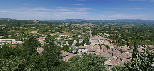 vaucluse、roussillon 和 bonnieux 村位于葡萄园之间