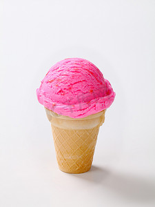 粉红色的冰淇淋甜筒