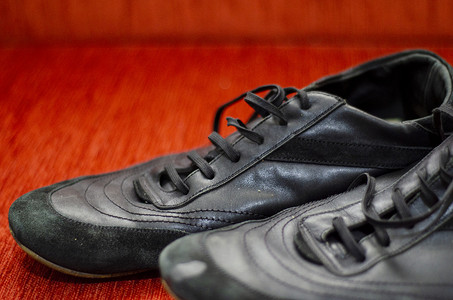 老式鞋子摄影照片_老式黑色步行鞋，复古黑色步行鞋