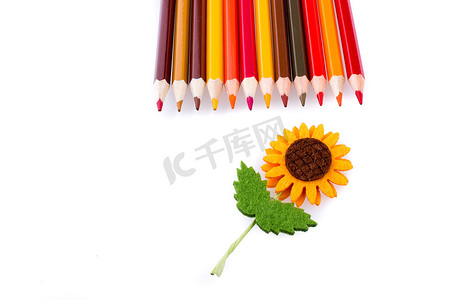 彩色铅笔和假花