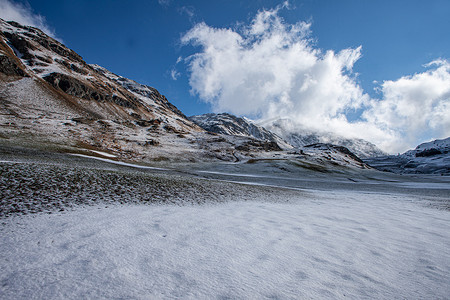 瑞士阿尔卑斯山口，瑞士阿尔卑斯山的 Julierpass 有雪
