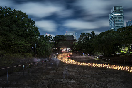 7 月 7 日七夕之夜，用手工制作的和纸宣纸制成的日本灯笼排列成银河形状，照亮了东京铁塔附近增上寺台阶的石头。