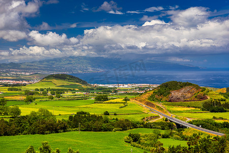 亚速尔群岛的自然景观尽收眼底，风景优美的葡萄牙岛屿。