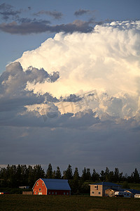 萨斯喀彻温省农场上空形成的雷雨云