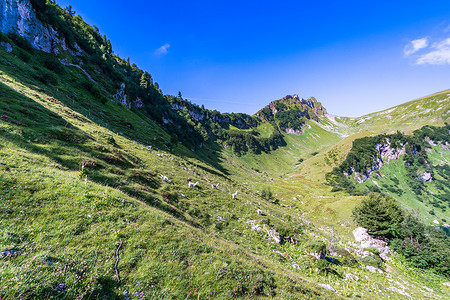 在美丽的坦海姆山谷徒步和登山