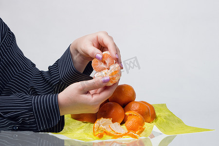 女性手剥橘子