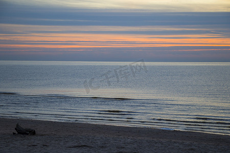 爱沙尼亚日落时的波罗的海和派尔努海滩。