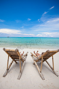 菲律宾长滩岛完美的热带白色沙滩上的两张沙滩椅
