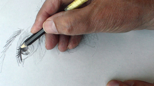 手绘眼睛手摄影照片_3d 插图-在素描本中用铅笔画眼睛