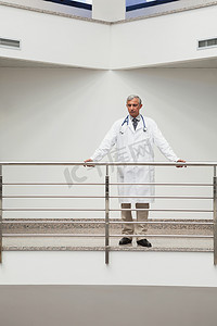 医生站在走廊的栏杆上