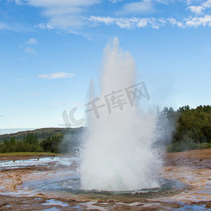 冰岛 Geysir 地区的 Strokkur 喷发