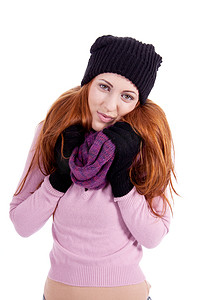冬天戴着帽子手套和围巾的年轻美女与世隔绝