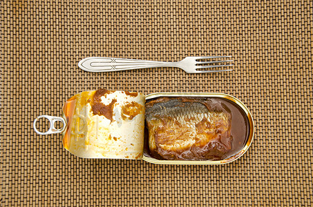 打开鱼罐头金属罐头和叉子