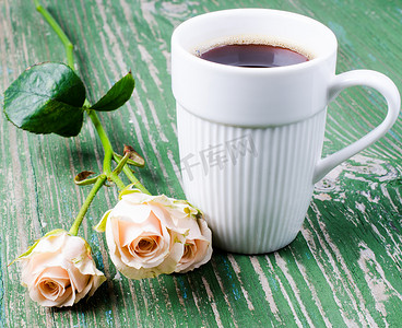 一枝玫瑰玫瑰摄影照片_一杯咖啡加小枝玫瑰