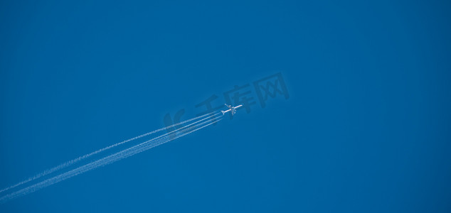 在蓝天高处拍摄的喷气式飞机