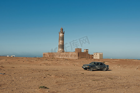 沙漠中的旧车和孤独的塔