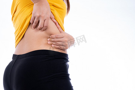 胖女人抱着过度的下背部，超重脂肪孤立的白色背景。