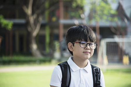 上学可爱摄影照片_年轻的亚裔泰国男孩很高兴上学 — 孩子们回到学校的概念。