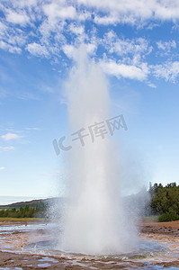 冰岛 Geysir 地区的 Strokkur 喷发