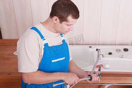 水管工在厨房水槽上安装水龙头