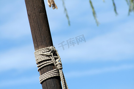 古代桅杆摄影照片_桅杆上的绳索