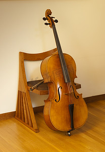 大提琴和椅子