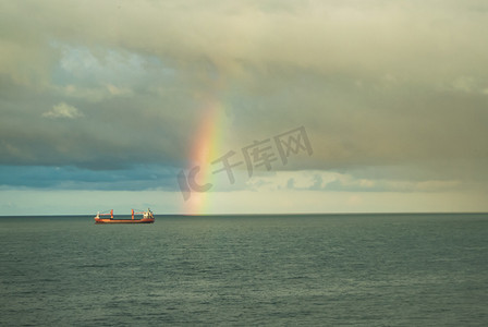 雨和雷暴过后的海上彩虹。