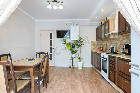 宽敞客厅和厨房的内部采用经典木纹设计