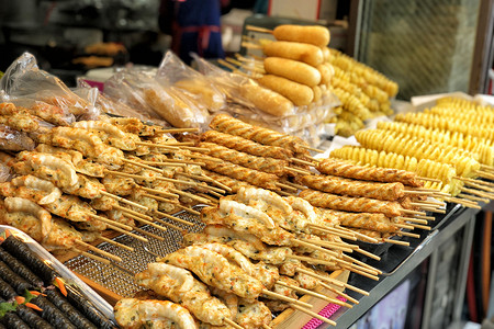 韩国首尔明洞街头食品中的热狗和土豆