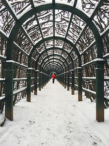 人冻摄影照片_冬季公园里的人