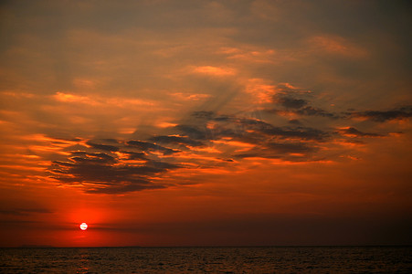 海上夕阳红，乌云浓