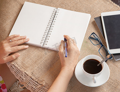 女人用放松的方式在白纸上写下镜头记忆笔记