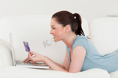 一个有魅力的女人用 h 进行在线支付的侧视图