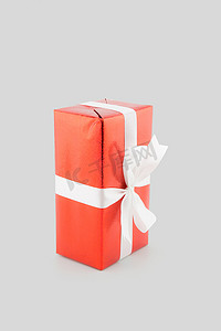 红色礼品盒白色丝带隔离在白色背景上，使用佛