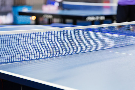 乒乓球赛海报摄影照片_蓝色乒乓球台