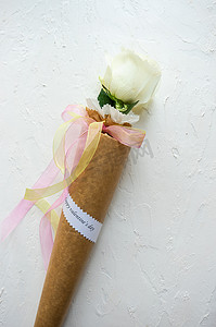 与白玫瑰和兰花的婚礼花束