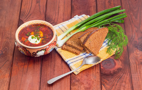 一碗乌克兰罗宋汤、黑面包、葱和勺子