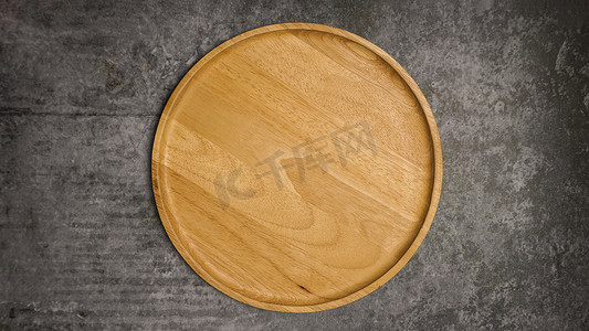 空木盘摄影照片_灰色水泥桌上的木盘。