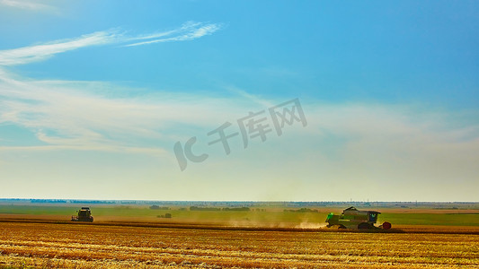 收割机在夏日联合收割小麦。