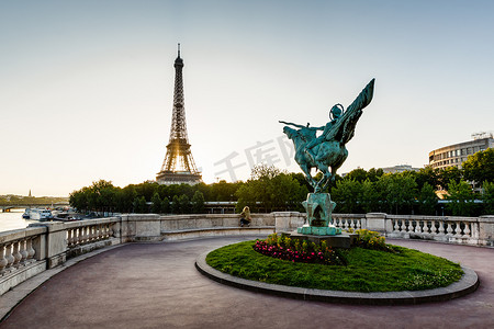 Bir-Hakeim 桥和 Da 埃菲尔铁塔上的法国重生雕像