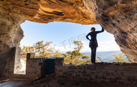 从大洞穴眺望山景的女人