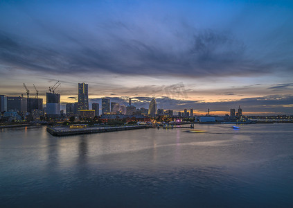 从 Landmark Tower 的 Osanbashi Pier 港口全景