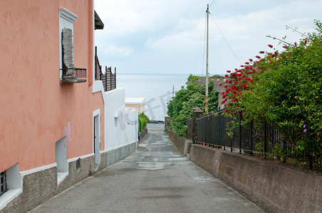 风沙吹散摄影照片_Santa Marina di Salina, Aeolian 群岛, 西西里岛, 意大利的街景