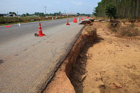 暴雨摄影照片_暴雨和 f 后沥青公路的破坏