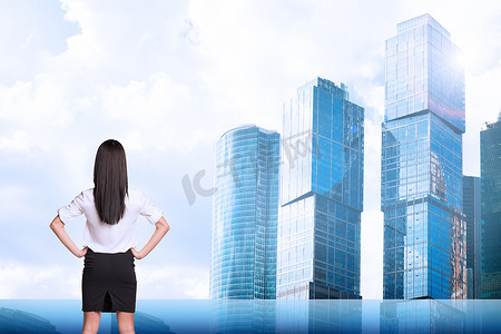 都市风景背景的女实业家，背面图