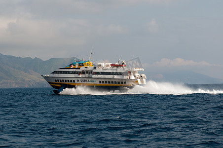 意大利伊奥利亚群岛 — 2011 年 4 月 28 日：水翼船 — 连接群岛岛屿的主要方式。