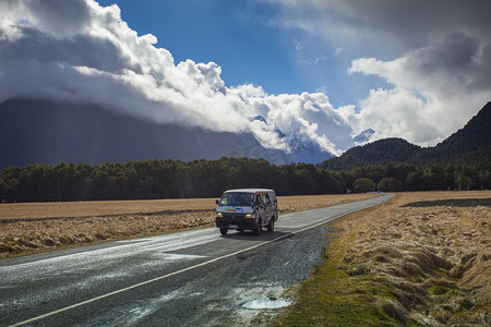 MILFORD SOUND NEW ZEALAND-AUGUST 30 : 露营车在路上