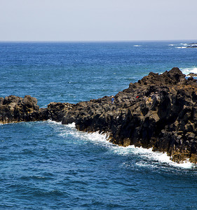 人海岸线石头火山天空云海滩和夏天