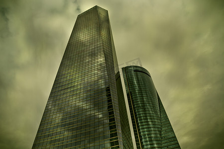 水晶城市摄影照片_马德里，云彩倒映在水晶摩天大楼上，西班牙，绿灯